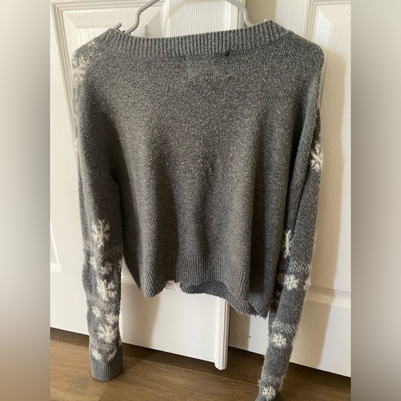 Cropped Christmas Sweater - Picture 4 of 5